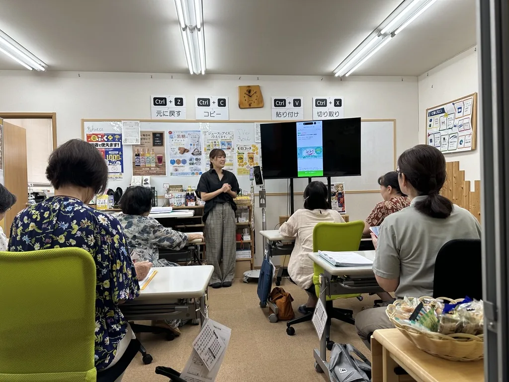 少人数の生徒さんに向けて講師が説明している授業風景