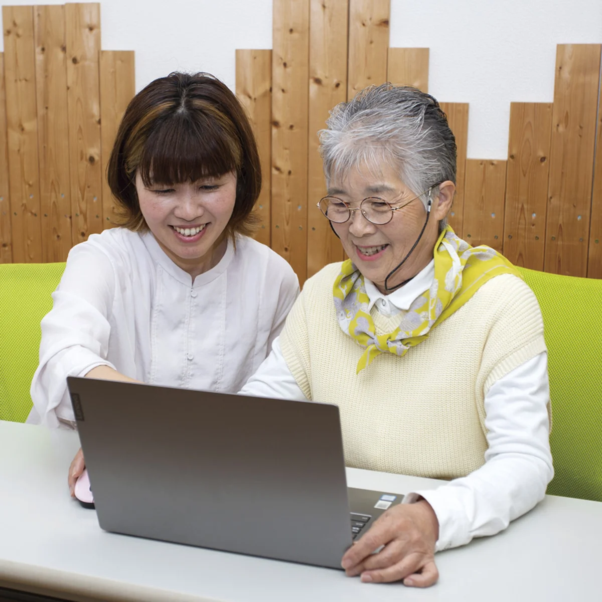 主任講師のなぎさ先生が、生徒さんの隣でノートパソコンの操作を案内している様子