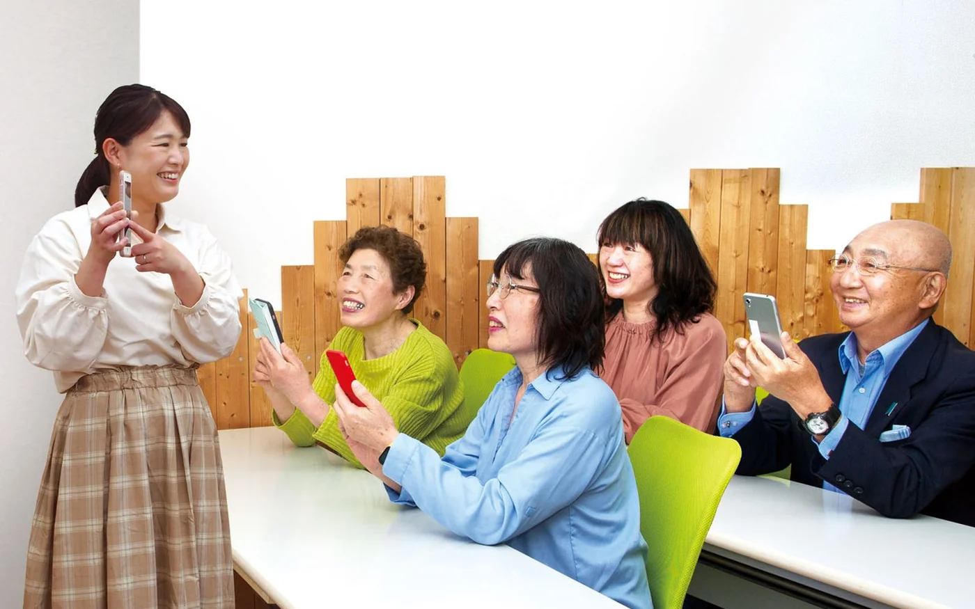 教室の講師と生徒が笑顔で話している様子